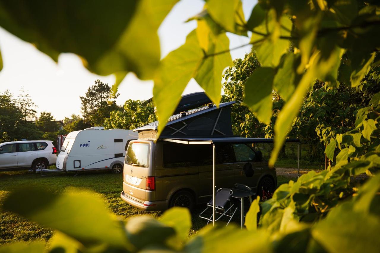 Готель Camping @ Nogometni Golf Любляна Екстер'єр фото